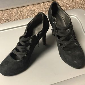 Black heels with details! (Will be cleaned)